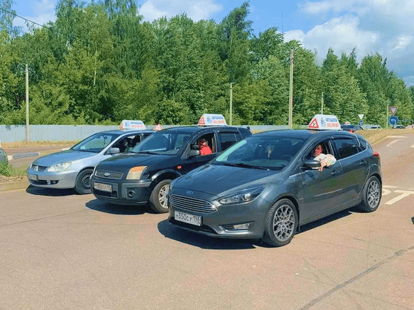 Три учебных автомобиля Арго на площадке