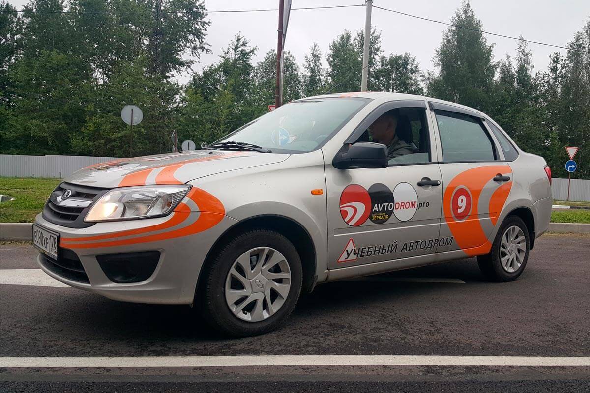 Серебристый учебный автомобиль с оклейкой Авто-Питера