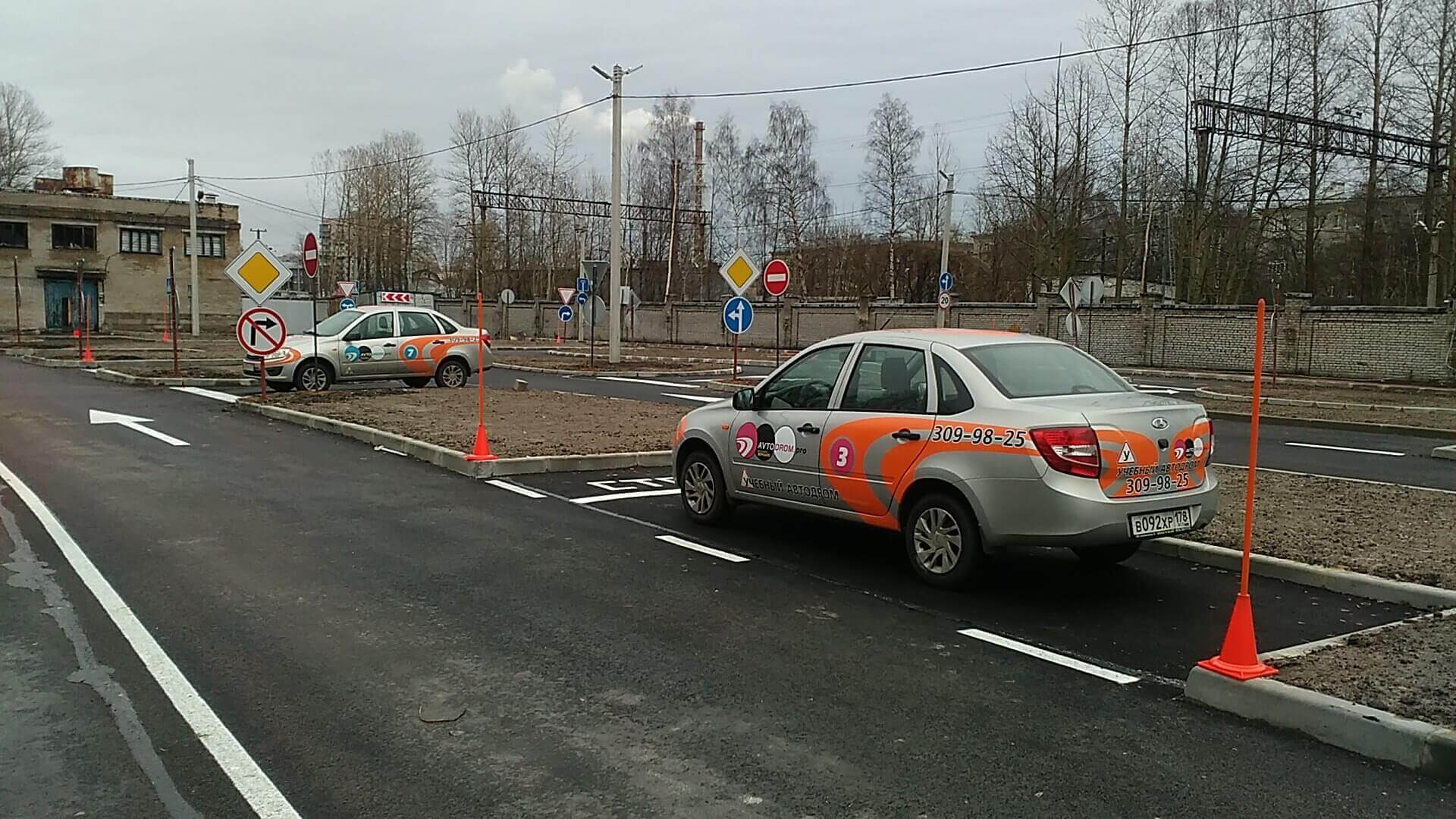 Учебный автомобиль Авто-Питера среди конусов на площадке