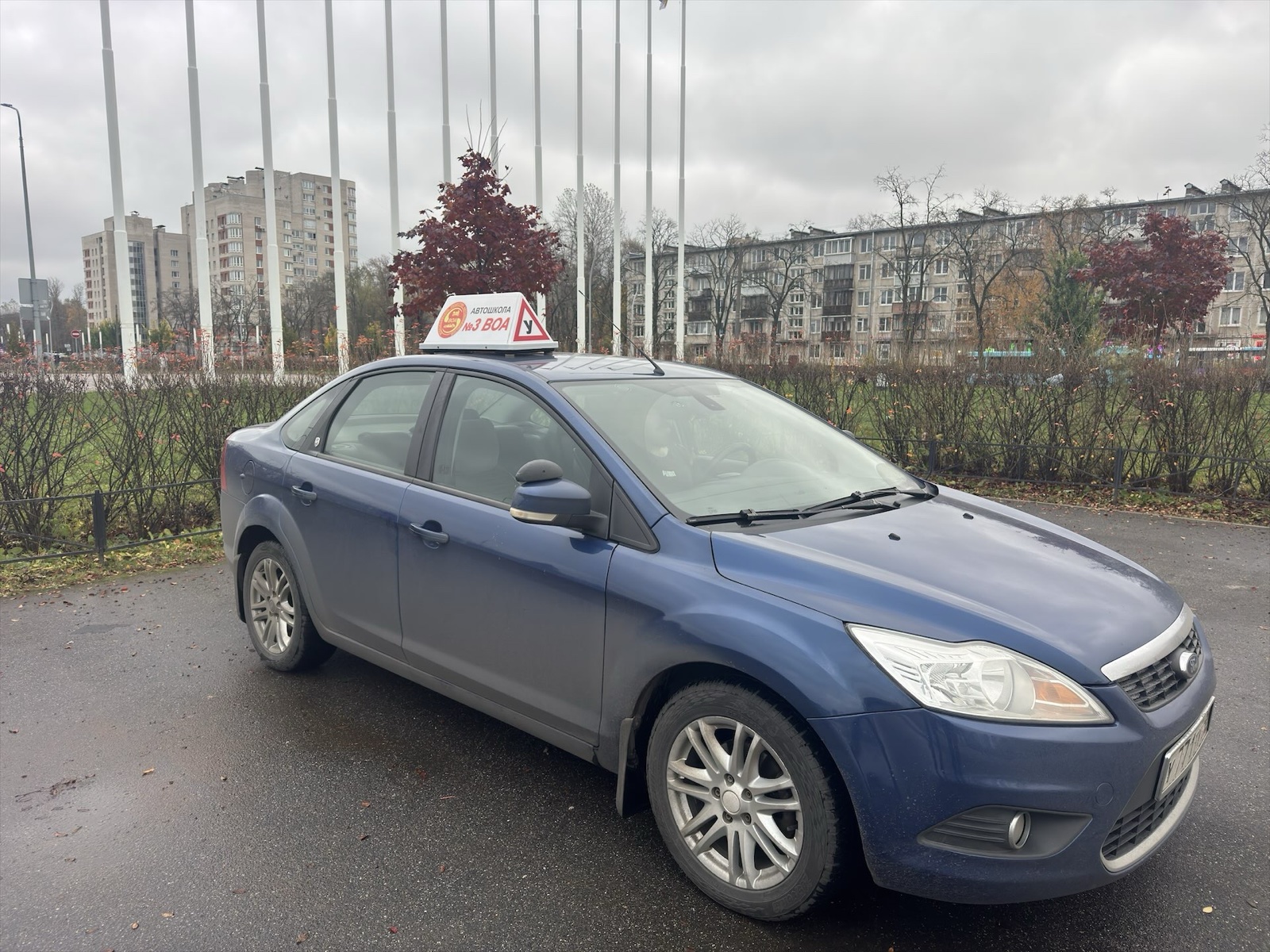Учебный автомобиль со знаком автошколы № 3 ВОА