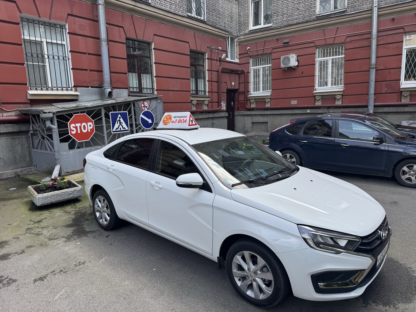 Белый учебный автомобиль автошколы № 3 ВОА