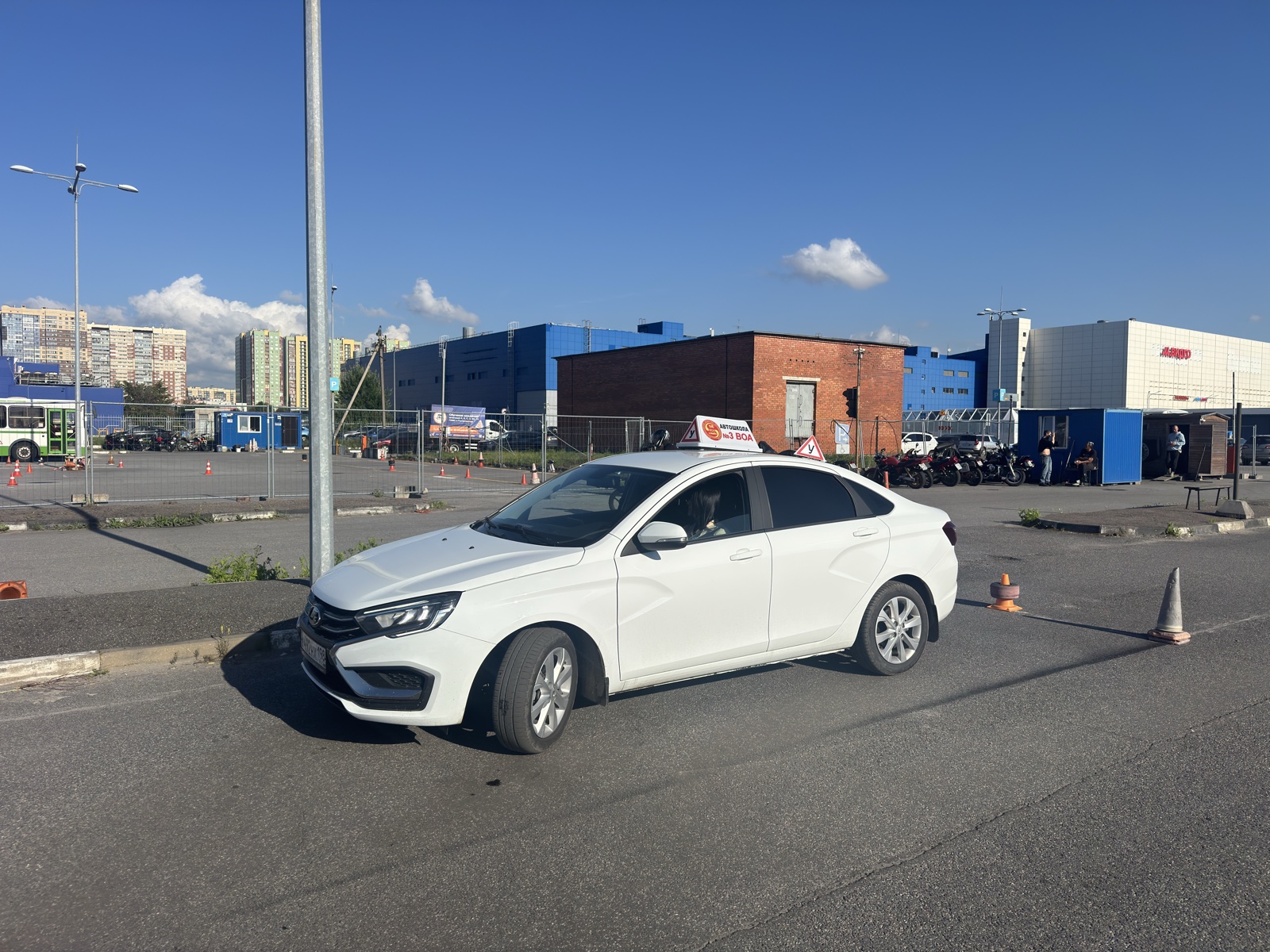 Учебный автомобиль автошколы № 3 ВОА на площадке