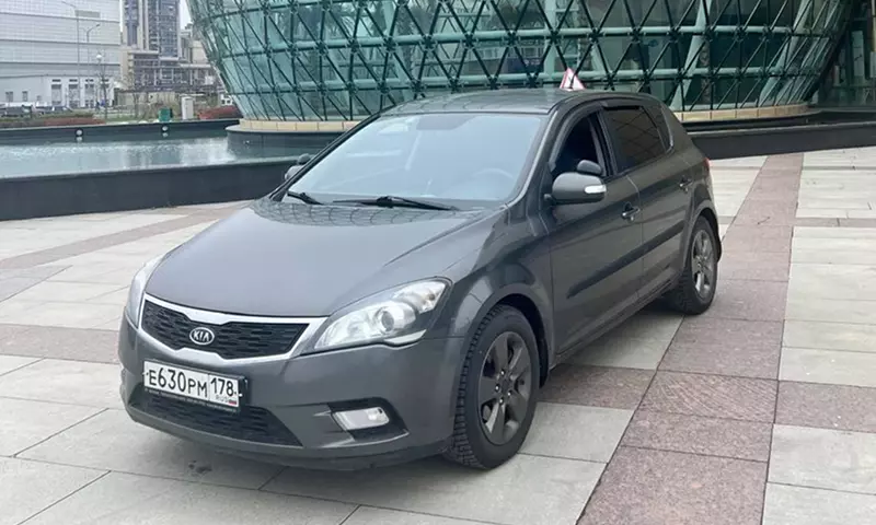 Серый Kia Ceed на фотографии автопарка Гарантии