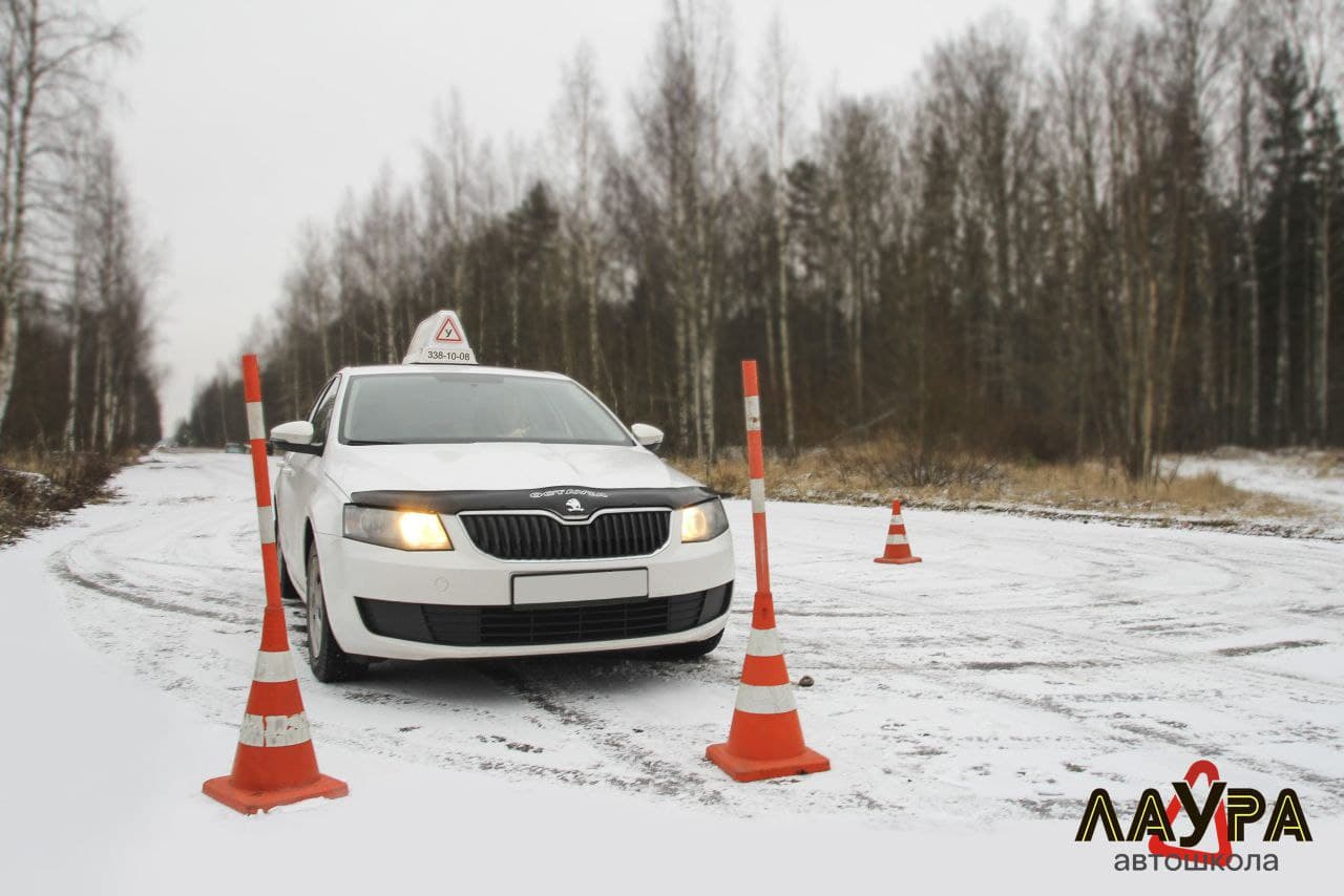 Учебный автомобиль «Лауры» на зимней площадке