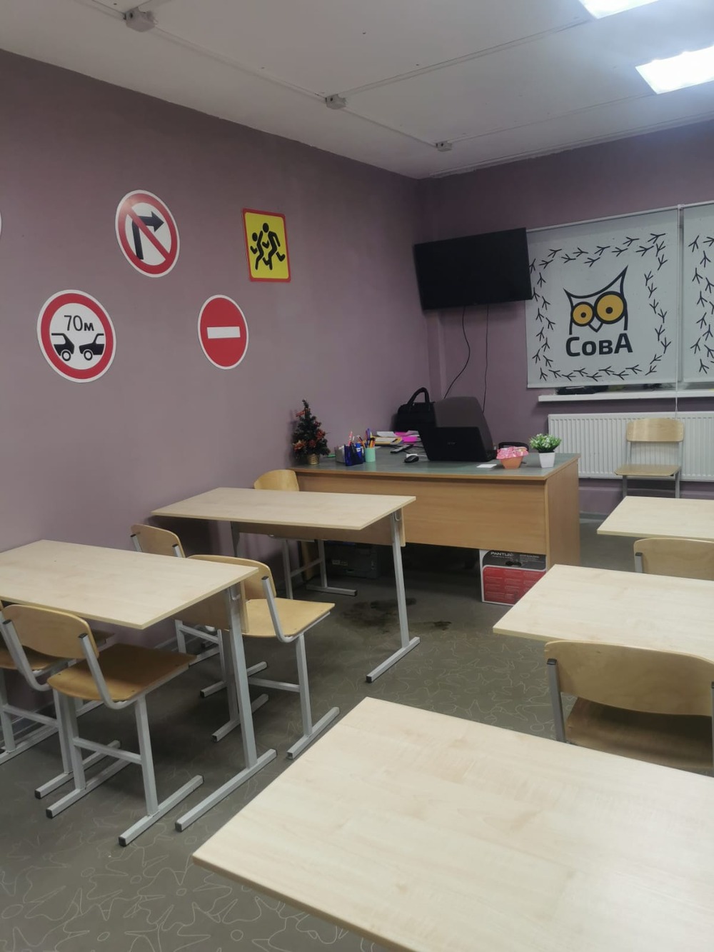 Парты и учебные стенды в классе СовА на Бухарестской